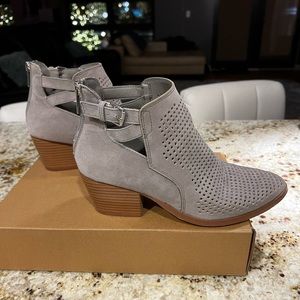 Fun booties! 7.5 runs a little big at toe